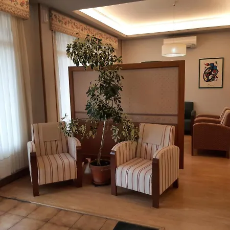 拉斯登纳斯酒店 2*